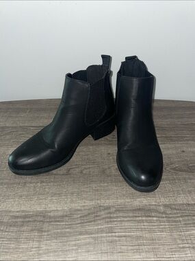 Pierre Dumas Black Chelsea Ankle Boots| Size 8| Back Zip & Elastic Sides